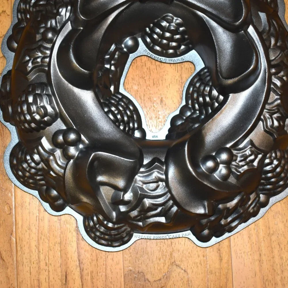 Nordic‎ Ware Platinum Holiday Wreath Bundt Pan